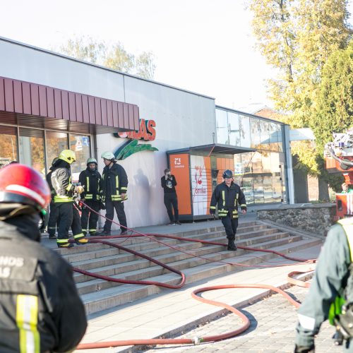 Užsidegė A. Juozapavičiaus pr. prekybos centras „Šilas“   © Vilmanto Raupelio nuotr.