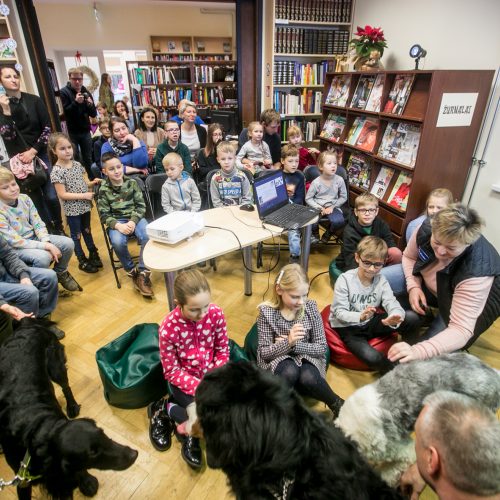 Bibliotekoje - skaitymai su šunimi  © Vilmanto Raupelio nuotr.