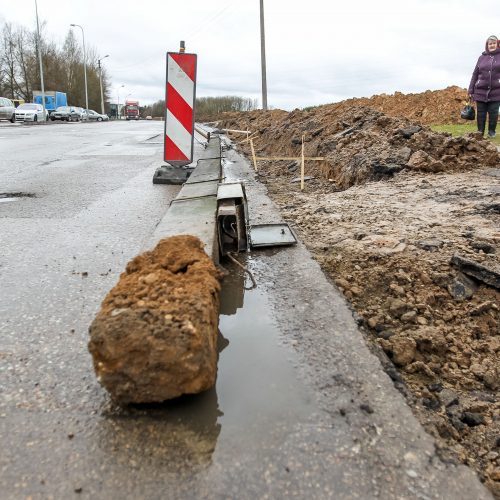 Partizanų gatvėje išguldyti elektros stulpai  © Vilmanto Raupelio nuotr.