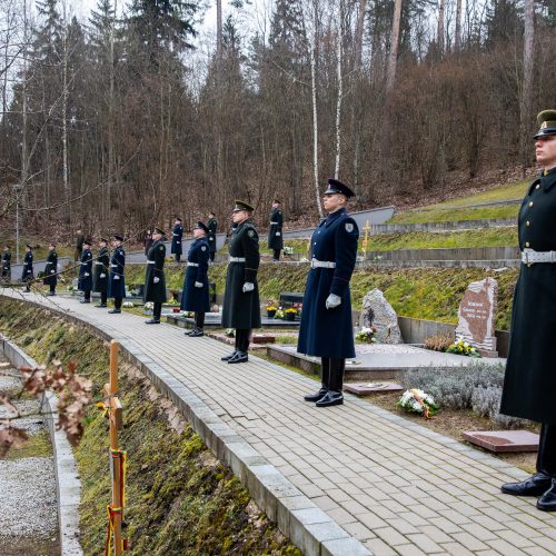 Gėlių padėjimo ceremonija ant signatarų kapų  © I. Gelūno / Fotobanko nuotr.