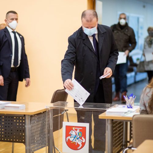 Prezidentas ir premjeras balsavo antrajame Seimo rinkimų ture  © P. Peleckio ir I. Gelūno / Fotobanko nuotr.