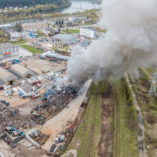 Didžiulis gaisras Kaune – atvira liepsna degė metalo krūva  © Justinos Lasauskaitės, skaitytojų, redakcijos nuotr.