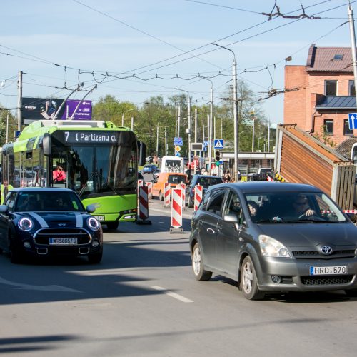 Eismo spūstys prieš Kauno pilies žiedinės sankryžos rekonstrukciją  © Vilmanto Raupelio nuotr.