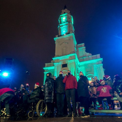 Kalėdų eglės įžiebimas: kauniečiai rinkosi prie tvorų  © Vilmanto Raupelio ir Evaldo Šemioto nuotr.