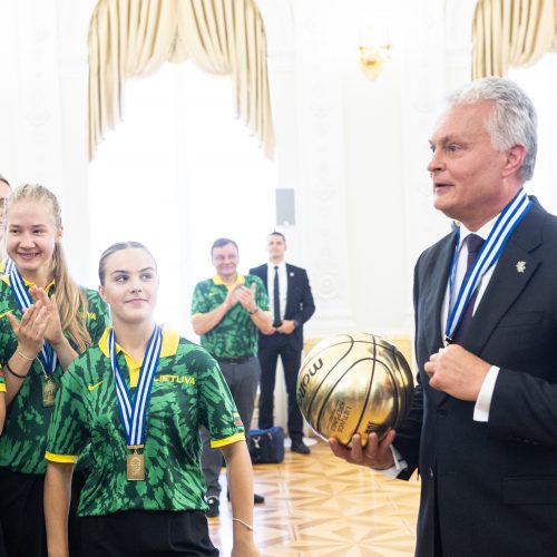 Lietuvos jaunių merginų krepšinio rinktinė susitiko su prezidentu  © P. Peleckio / BNS nuotr.