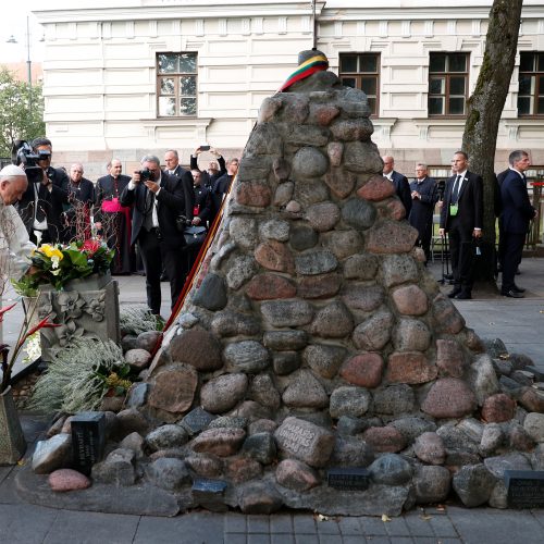 Popiežius Vilniuje pagerbė nacių ir sovietų aukas  © Scanpix nuotr.