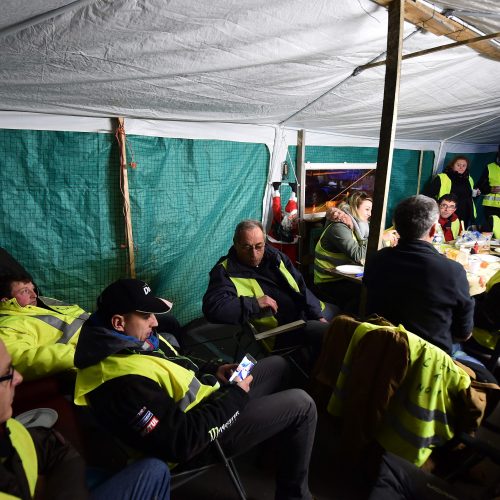 „Geltonųjų liemenių“ protestai Paryžiuje  © EPA-ELTOS ir Scanpix nuotr.