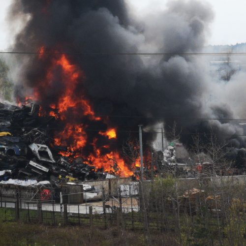 Didžiulis gaisras Kaune – atvira liepsna degė metalo krūva  © Justinos Lasauskaitės, skaitytojų, redakcijos nuotr.