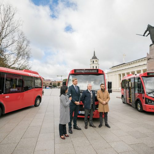 Vilniuje pristatyti pirmieji Lietuvoje elektriniai autobusai  © S. Žiūros nuotr.