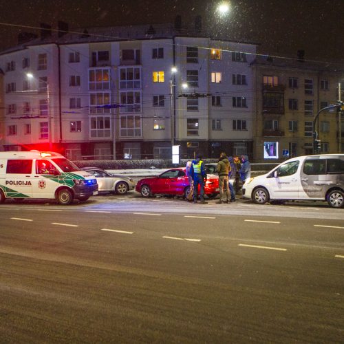 Keturių automobilių avarija „aklųjų“ sankryžoje  © Laimio Steponavičiaus nuotr.