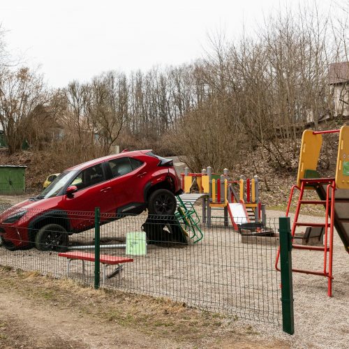 Vilniuje automobilis pakibo vaikų žaidimų aikštelėje  © P. Peleckio/BNS nuotr.