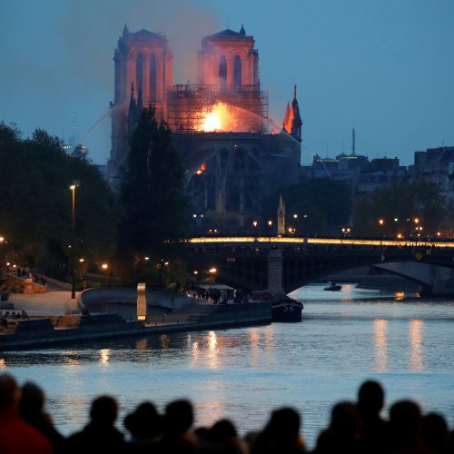 Didelis gaisras Paryžiaus Švč. Dievo Motinos katedroje   © Scanpix nuotr.