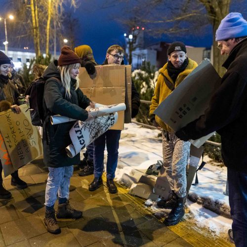 Žmogaus teisių gynėjai ir aktyvistai surengė protestą prieš deportaciją  © I. Gelūno/BNS nuotr.