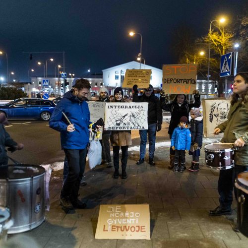 Žmogaus teisių gynėjai ir aktyvistai surengė protestą prieš deportaciją  © I. Gelūno/BNS nuotr.
