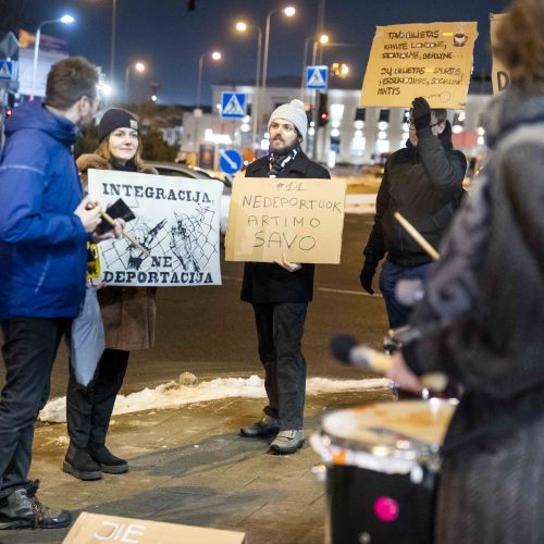 Žmogaus teisių gynėjai ir aktyvistai surengė protestą prieš deportaciją  © I. Gelūno/BNS nuotr.