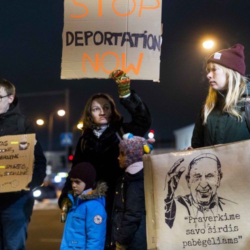 Žmogaus teisių gynėjai ir aktyvistai surengė protestą prieš deportaciją  © I. Gelūno/BNS nuotr.