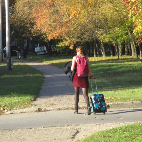 Kauniečių apranga – tarsi vasarą  © Valdo Kasperavičiaus nuotr.