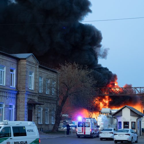 „Lietuvos geležinkelių“ teritorijoje Vilniuje dega sąvartynas  © L. Balandžio/BNS, A. Ufarto/ELTOS nuotr.