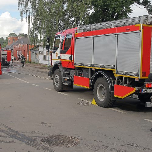 Skuodo gatvėje degė autobusas  © Evaldo Šemioto nuotr.