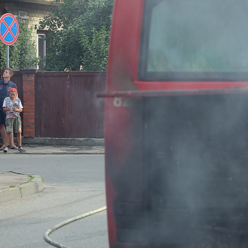 Skuodo gatvėje degė autobusas  © Evaldo Šemioto nuotr.