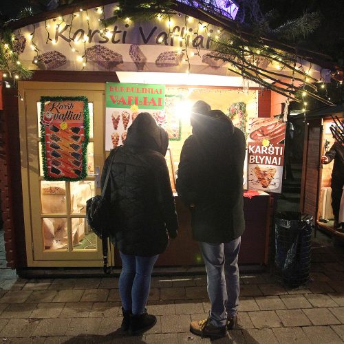 Vakare tviskanti pakoreguota Kauno Kalėdų eglė  © Evaldo Šemioto nuotr.