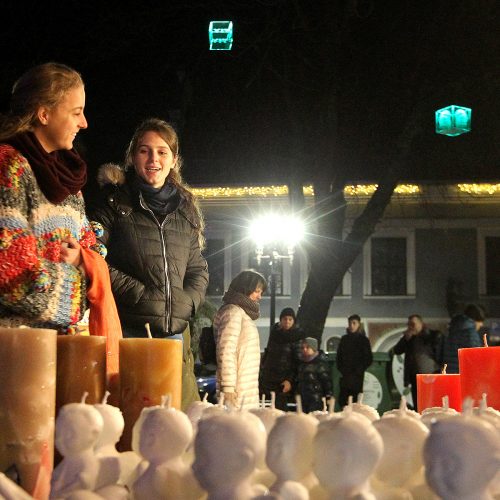 Vakare tviskanti pakoreguota Kauno Kalėdų eglė  © Evaldo Šemioto nuotr.