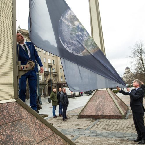 Prie Seimo pakelta Žemės vėliava  © V. Skaraičio / BFL nuotr.