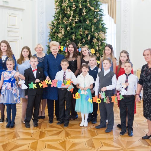 Prezidentė su vaikais puošė eglę  © R. Dačkaus / Prezidentūros nuotr.