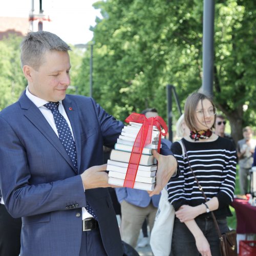 Skaitykla po atviru dangumi Lukiškių aikštėje  © Kastyčio Mačiūno nuotr.