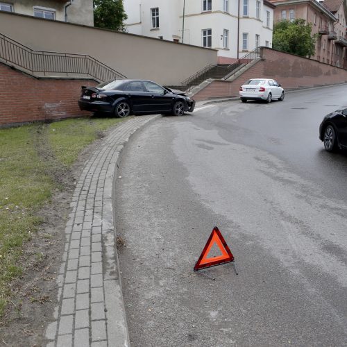 Automobilis trenkėsi į sieną  © Vytauto Petriko nuotr.