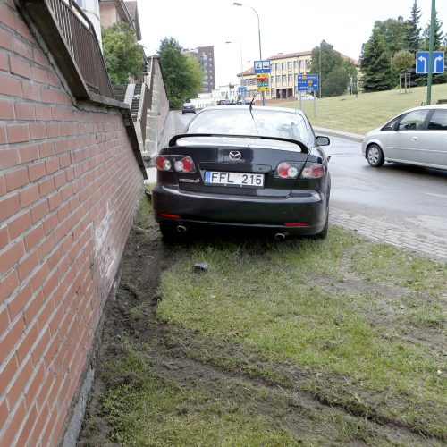 Automobilis trenkėsi į sieną  © Vytauto Petriko nuotr.