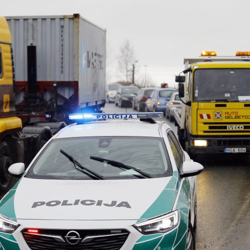 BMW avarija Kairių kelyje  © Vytauto Petriko nuotr.