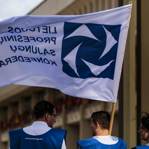 Profesinių sąjungų protestas prie Seimo  © G. Bartuškos/ ELTOS nuotr.