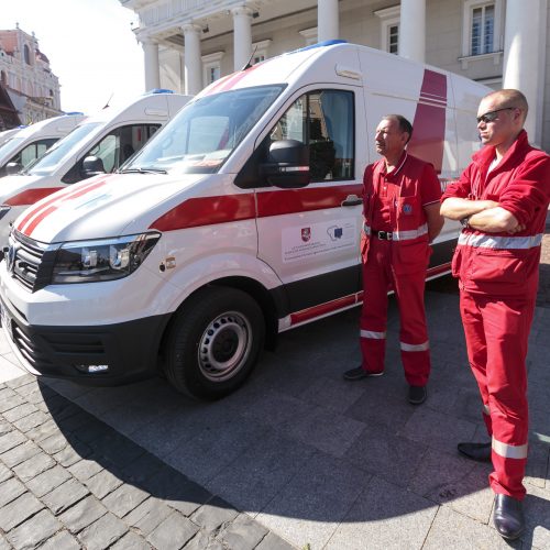 Savivaldybėms perduoti modernūs greitosios pagalbos automobiliai  © G. Bartuškos / ELTOS, organizatorių nuotr.