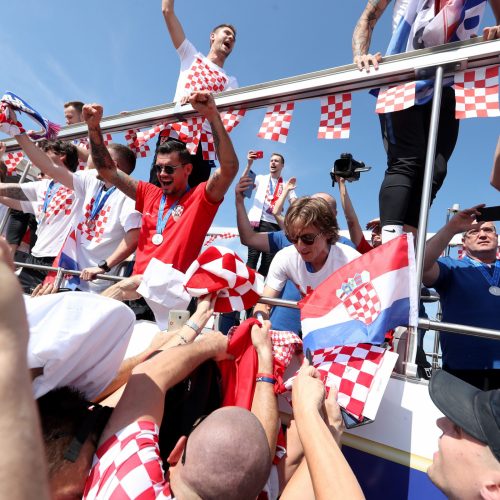 Zagrebe žmonių minia sveikino Kroatijos futbolininkus  © Scanpix, SIPA nuotr.