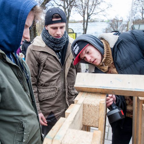 Studentai per Laisvės alėją rideno margutį  © Vilmanto Raupelio nuotr.