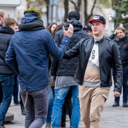 Studentai per Laisvės alėją rideno margutį  © Vilmanto Raupelio nuotr.