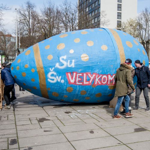 Studentai per Laisvės alėją rideno margutį  © Vilmanto Raupelio nuotr.