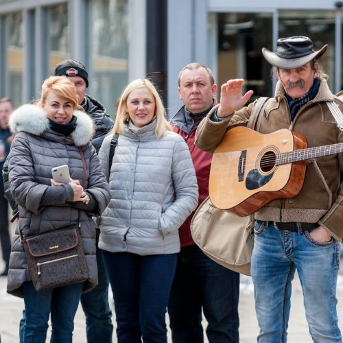 Studentai per Laisvės alėją rideno margutį  © Vilmanto Raupelio nuotr.