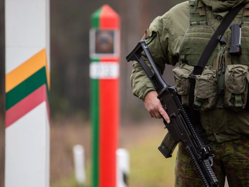 Per parą į Lietuvą neįleista devyniolika iš Baltarusijos patekti bandžiusių neteisėtų migrantų