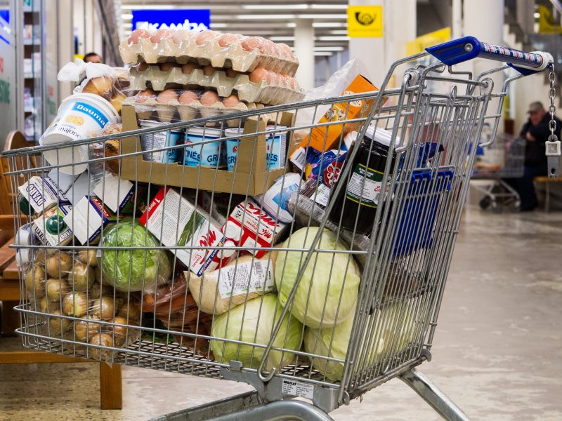 Lietuviškos prekės užsienyje pigesnės: gamintojai uždirbinėja mūsų sąskaita?
