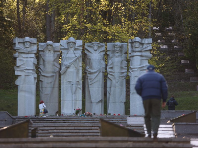 Vilnius imasi ieškoti galinčiųjų nukelti sovietinius paminklus Antakalnio kapinėse