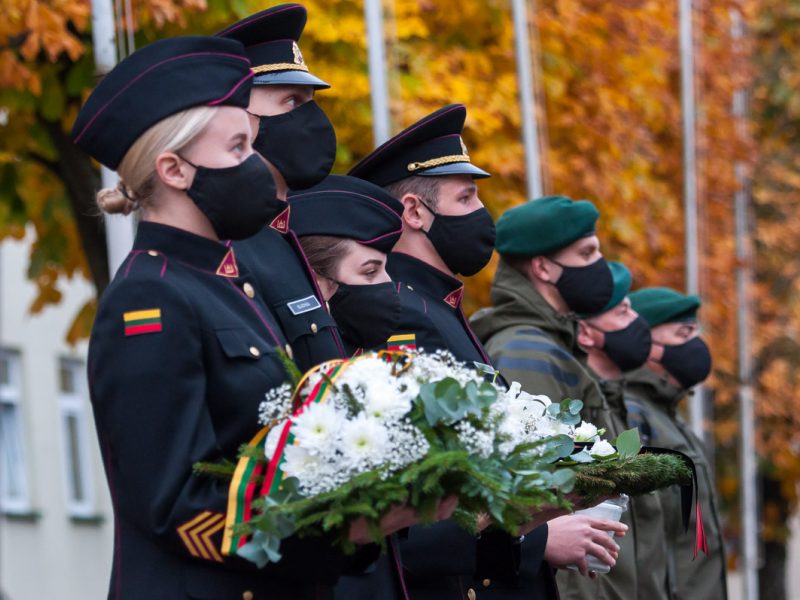Karo akademijos kariūnai pagerbė žuvusių ir mirusių karių atminimą
