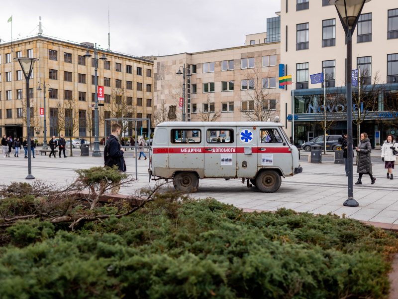 Sušaudytas greitosios pagalbos automobilis iš Ukrainos