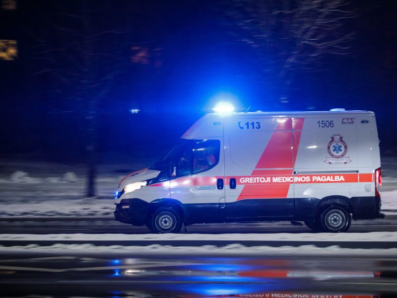 Vilniuje automobilis partrenkė ir sužalojo per perėją ėjusią moterį
