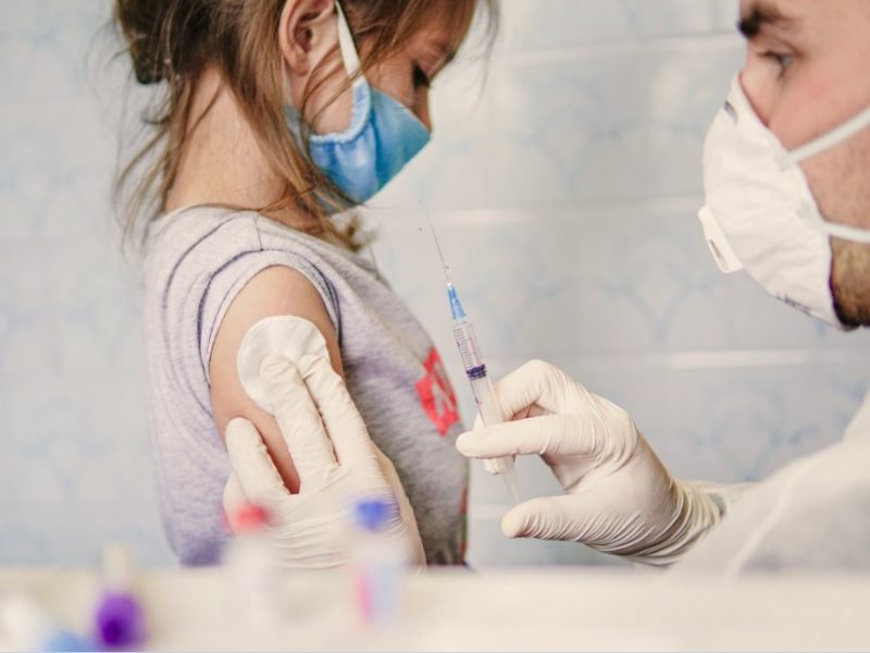 Izraelio sveikatos ekspertai rekomenduoja į vaikų skiepijimo procesą įtraukti pediatrus