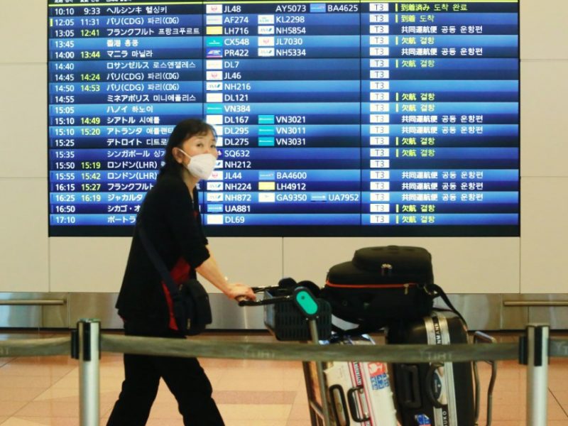 Dėl naujos koronaviruso atmainos Japonija stabdo užsieniečių atvykimą į šalį