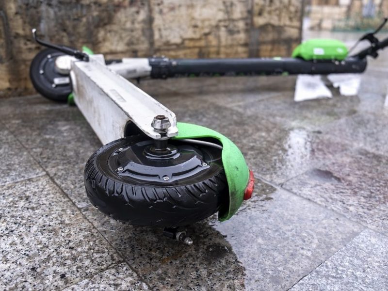 Klaipėdoje susidūrė du elektriniai paspirtukai: vieno vairuotojas neblaivus