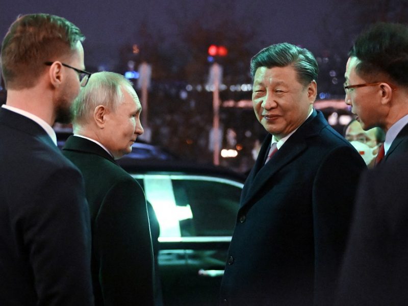 Lenkija pavojingu vadina Rusijos ir Kinijos aljansą