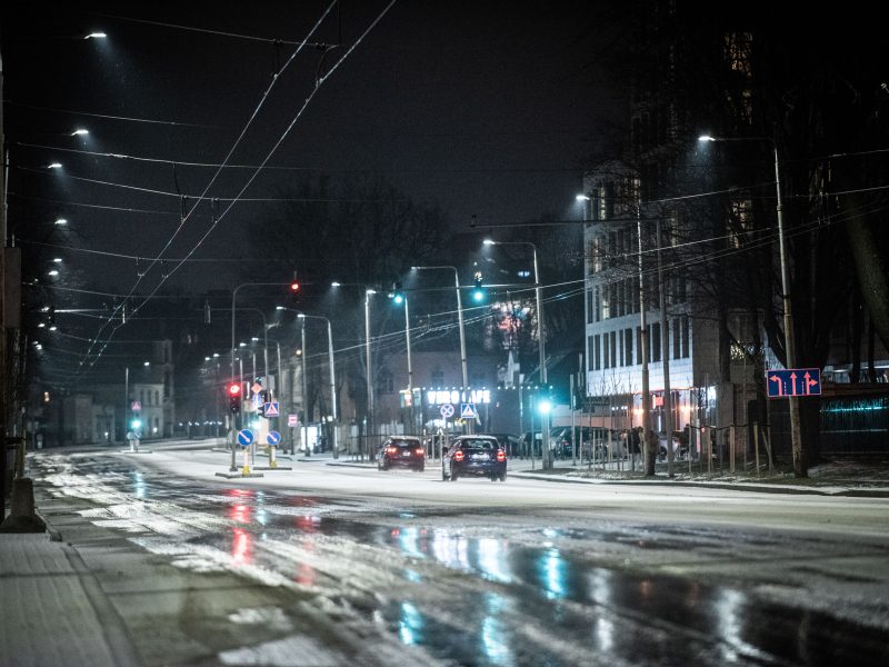Naktį eismo sąlygas sunkins plikledis ir rūkas